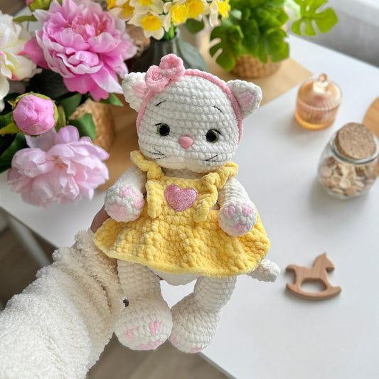 Musya – Chaton au crochet avec robe & accessoires