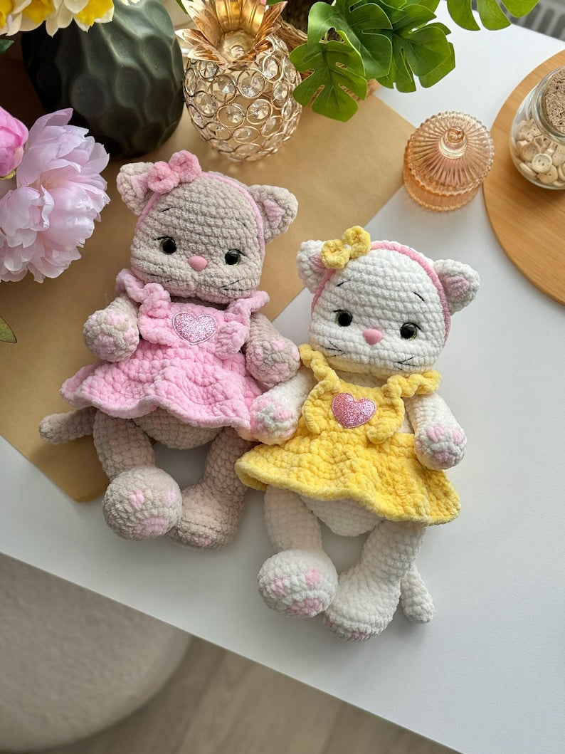Musya – Chaton au crochet avec robe & accessoires