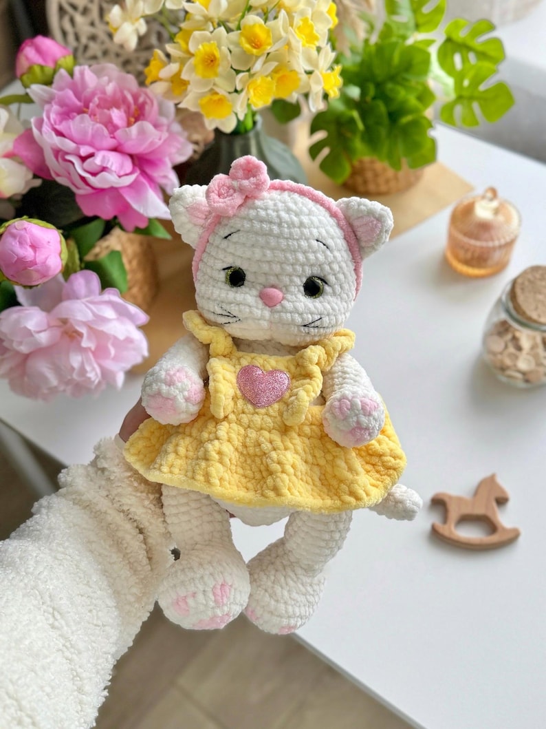 Musya – Chaton au crochet avec robe & accessoires