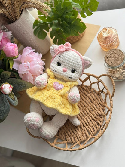 Musya – Chaton au crochet avec robe & accessoires