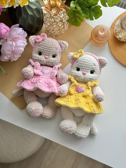 Musya – Chaton au crochet avec robe & accessoires