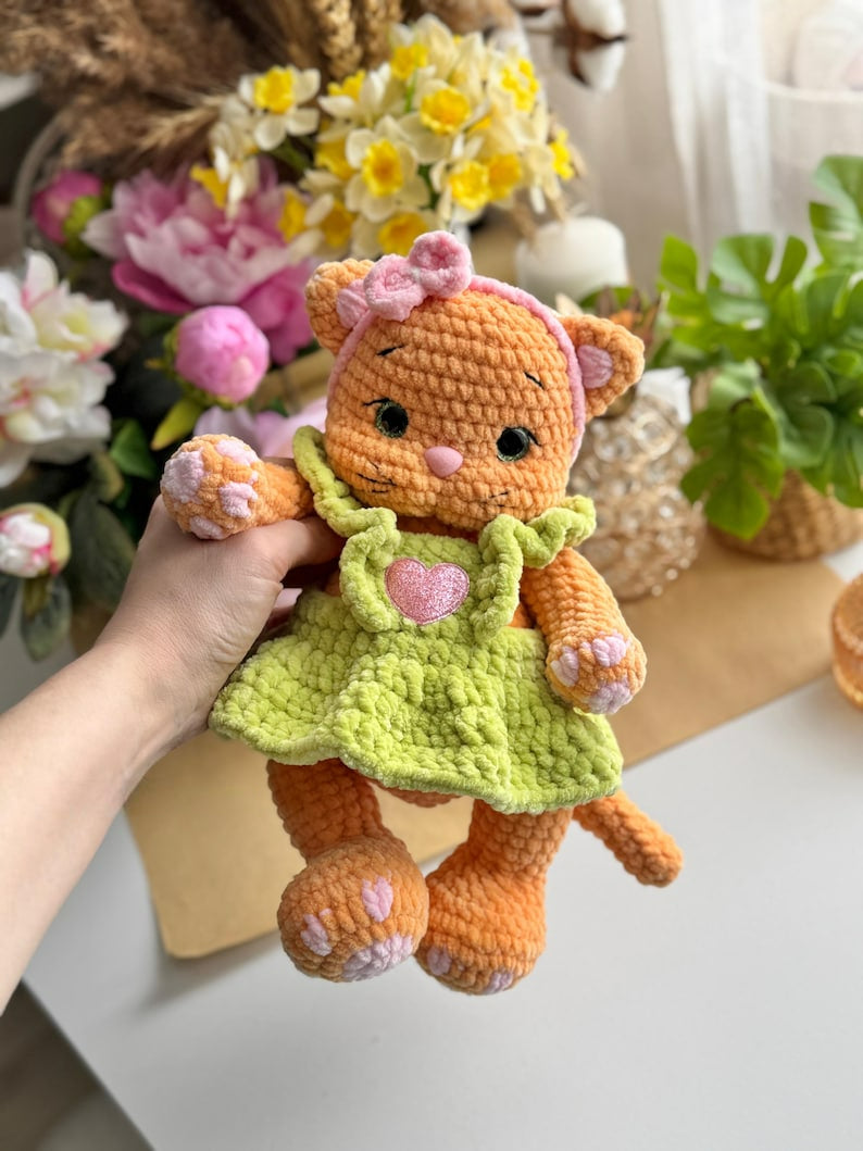 Musya – Chaton au crochet avec robe & accessoires