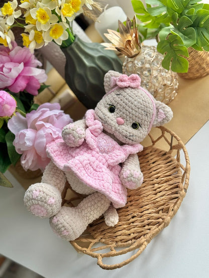 Musya – Chaton au crochet avec robe & accessoires