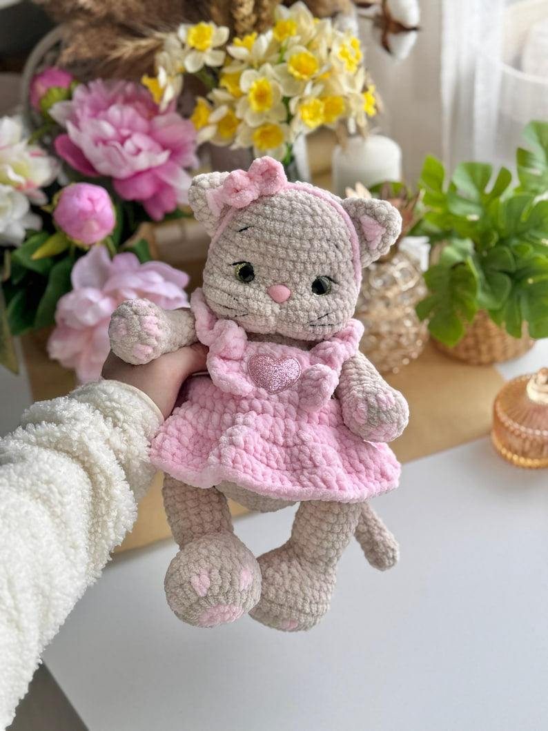 Musya – Chaton au crochet avec robe & accessoires