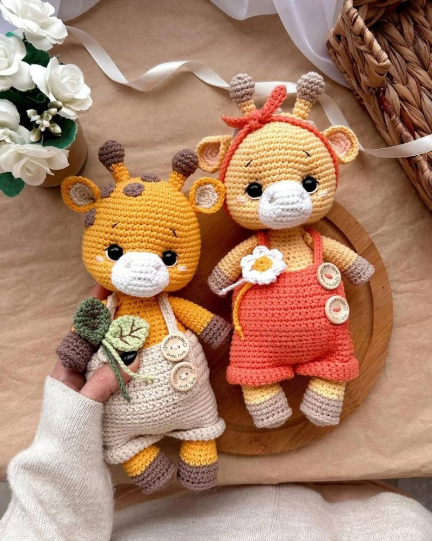 Giraffe Mila – 2-in-1 haakpatroon met outfit