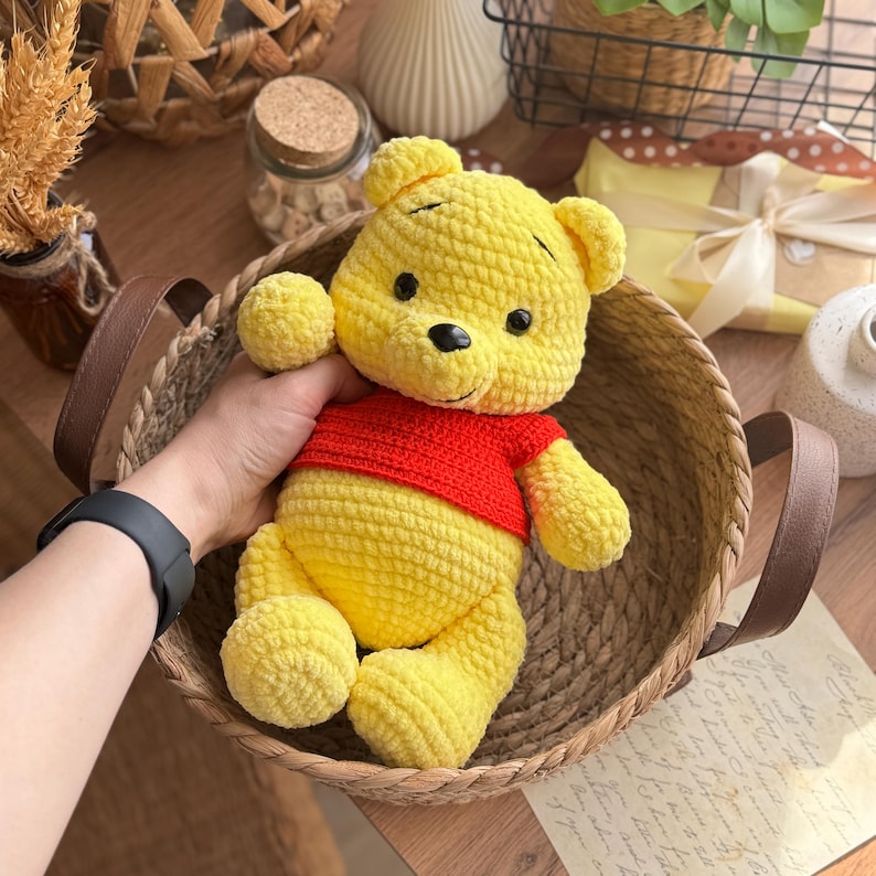 Teddybär Vinni – Häkelanleitung mit T-Shirt
