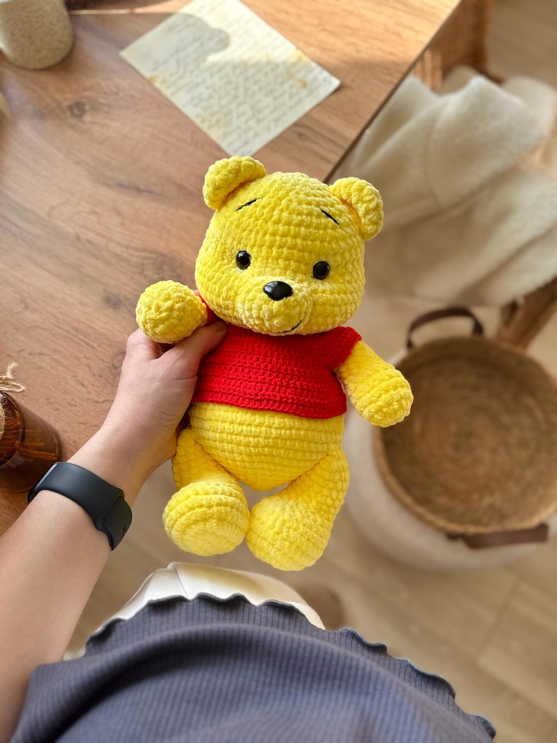 Teddybär Vinni – Häkelanleitung mit T-Shirt