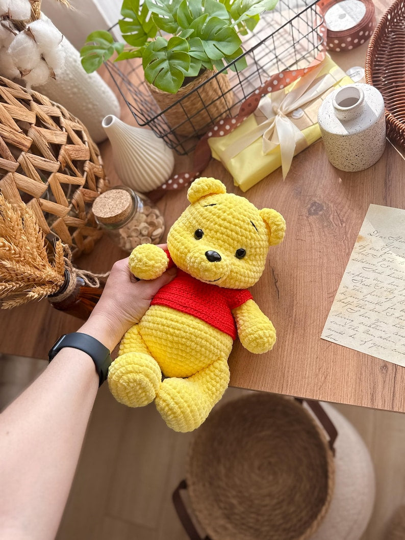 Teddybär Vinni – Häkelanleitung mit T-Shirt