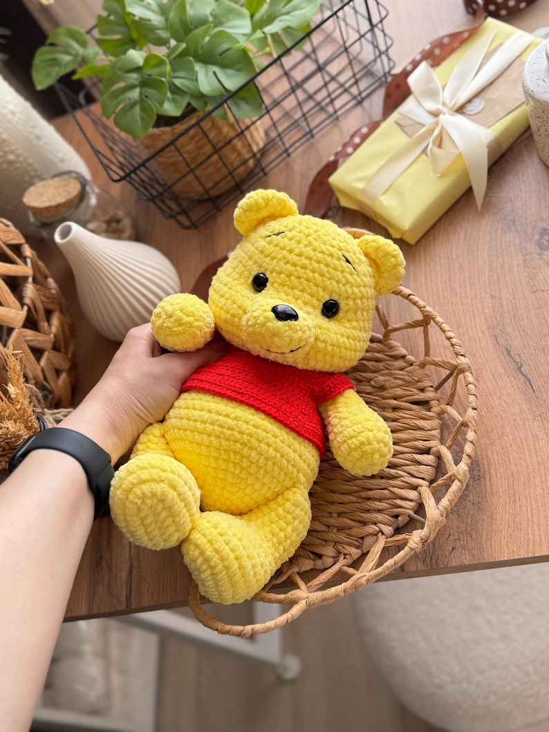 Teddybär Vinni – Häkelanleitung mit T-Shirt