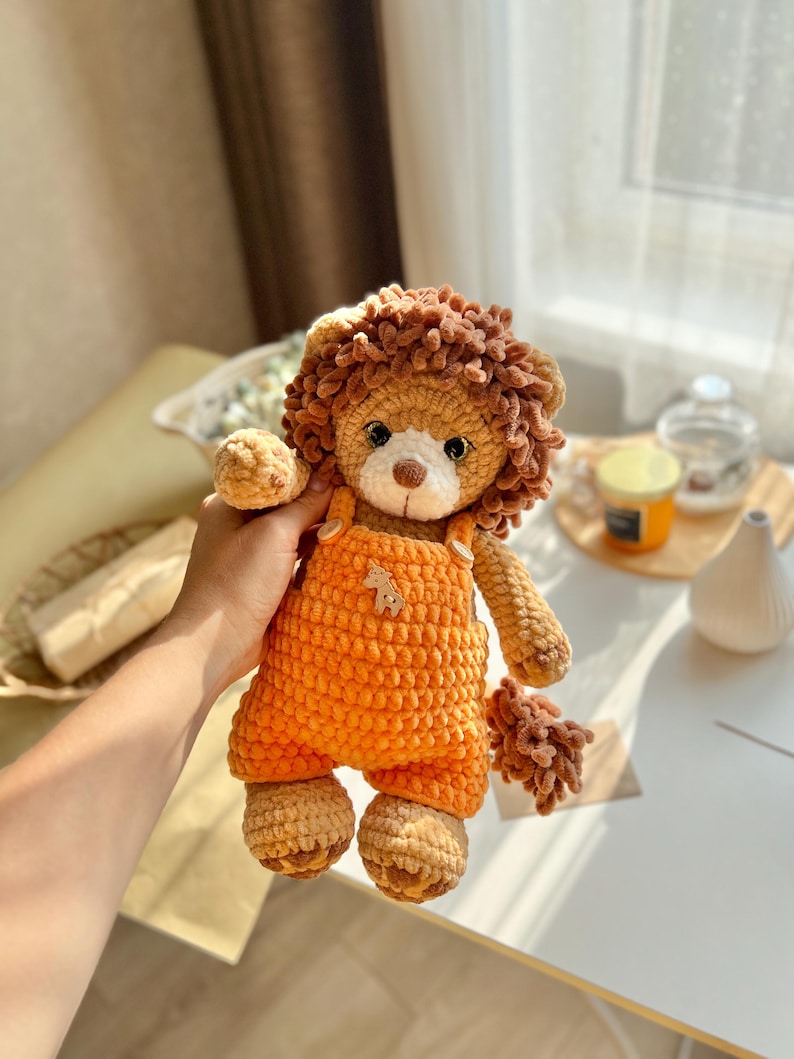 Lion – Patron de crochet avec salopette