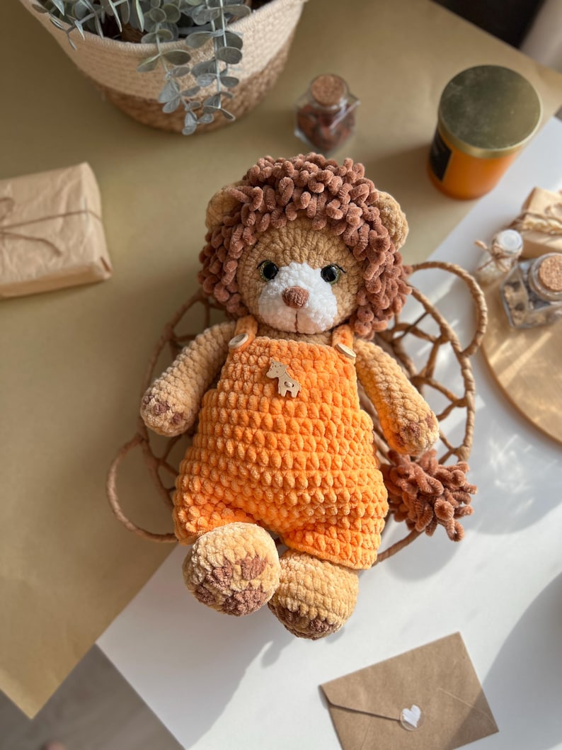 Lion – Patron de crochet avec salopette