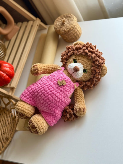 Lion – Patron de crochet avec salopette
