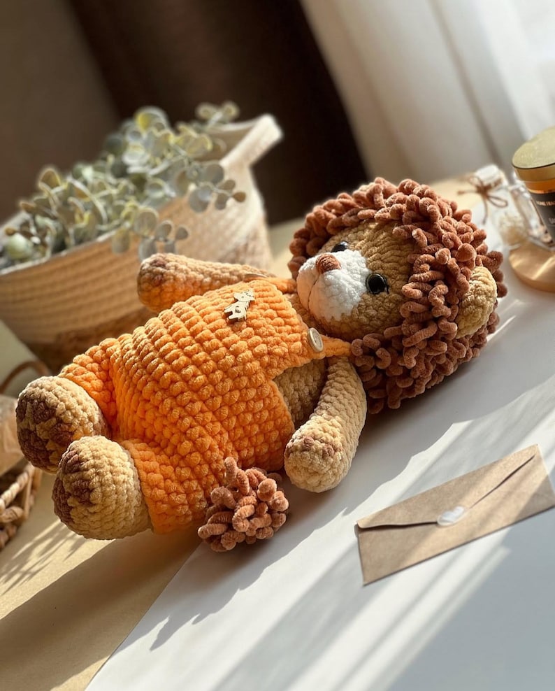 Lion – Patron de crochet avec salopette