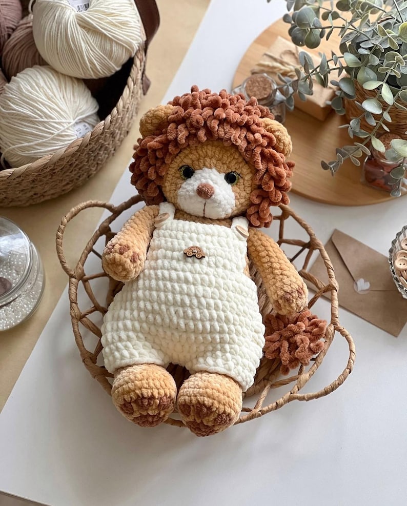 Lion – Patron de crochet avec salopette