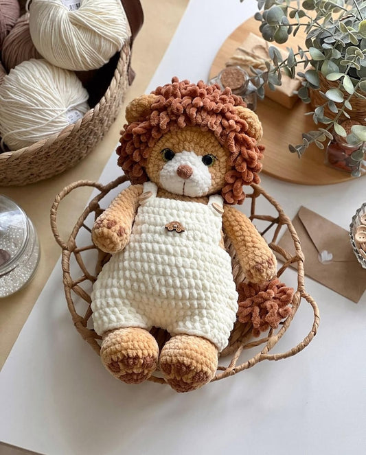Lion – Patron de crochet avec salopette