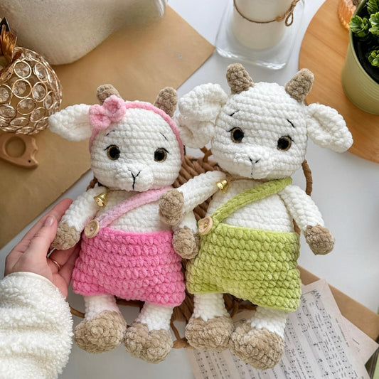 Lilly & Leo – Kleine Plüschziegen mit Outfit