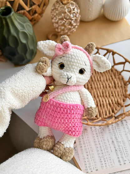 Lilly & Leo – Petites chèvres en peluche avec tenue