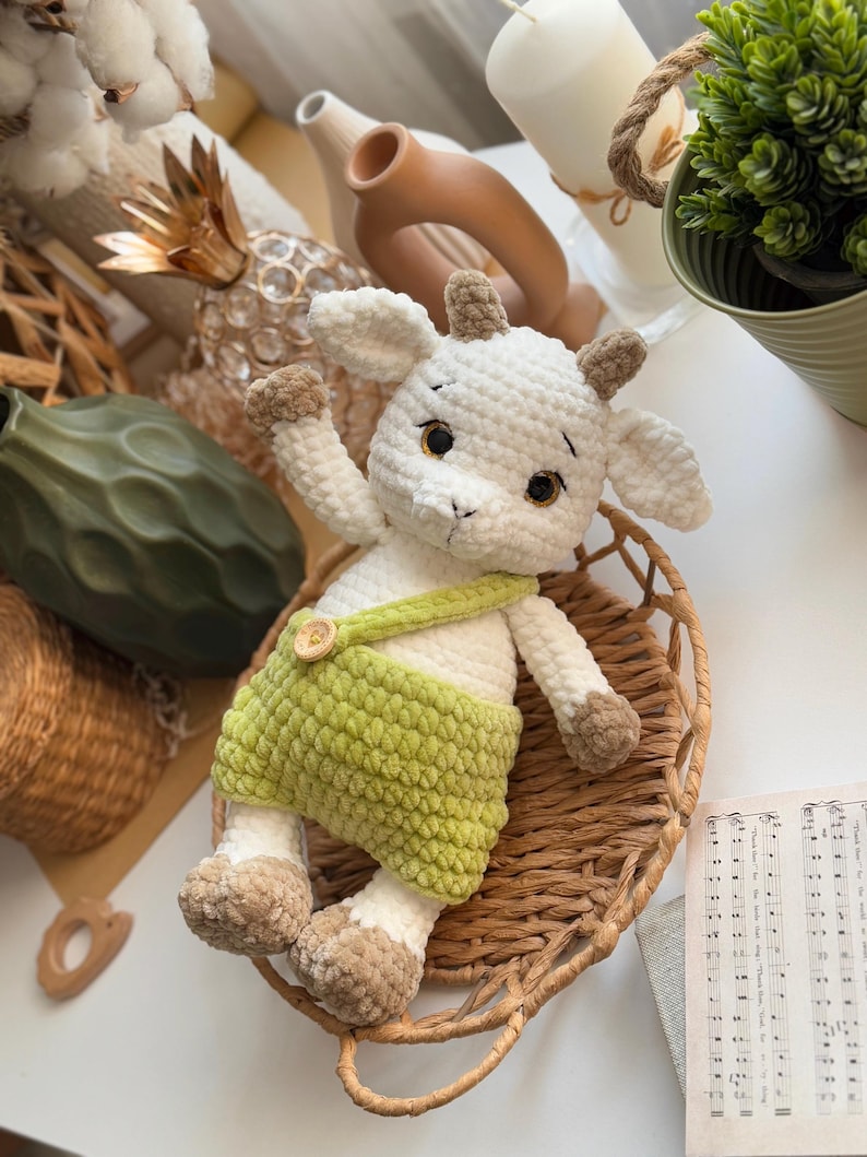 Lilly & Leo – Kleine Plüschziegen mit Outfit