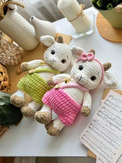 Lilly & Leo – Kleine Plüschziegen mit Outfit