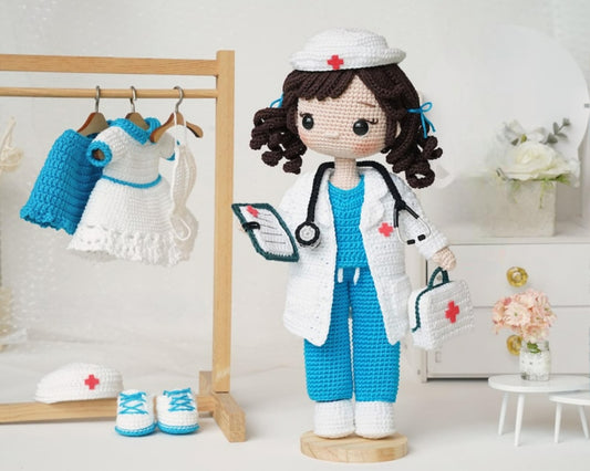 Helen l’infirmière – Patron de crochet avec tenue complète