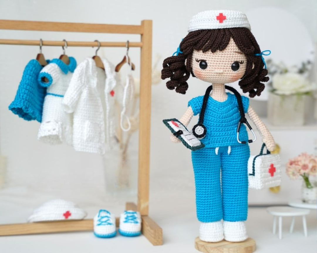 Helen l’infirmière – Patron de crochet avec tenue complète
