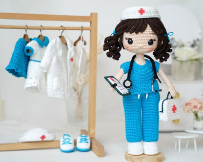 Helen l’infirmière – Patron de crochet avec tenue complète