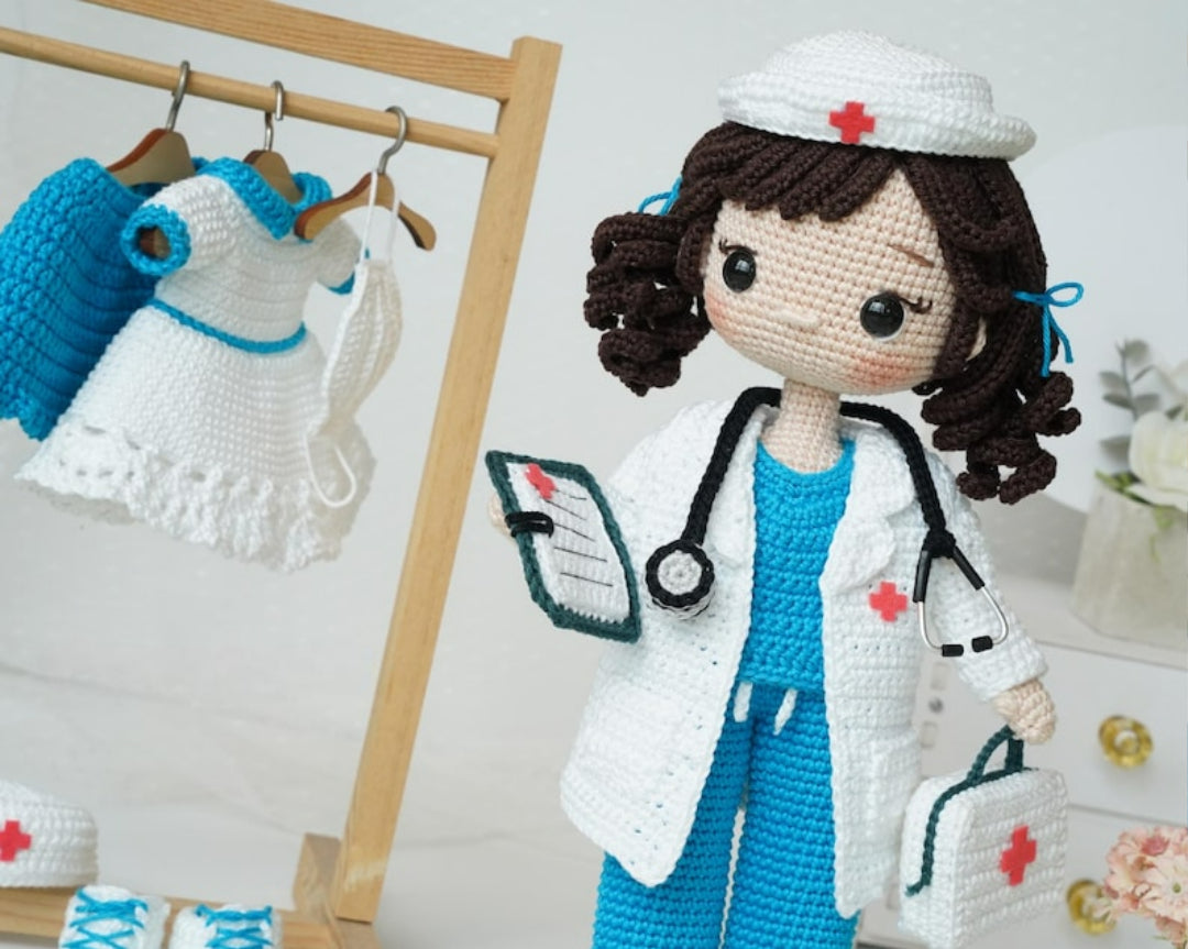 Helen l’infirmière – Patron de crochet avec tenue complète