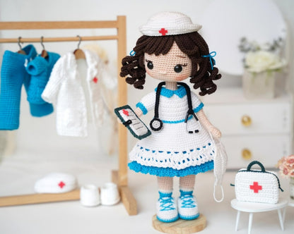 Helen l’infirmière – Patron de crochet avec tenue complète