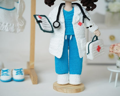 Helen l’infirmière – Patron de crochet avec tenue complète