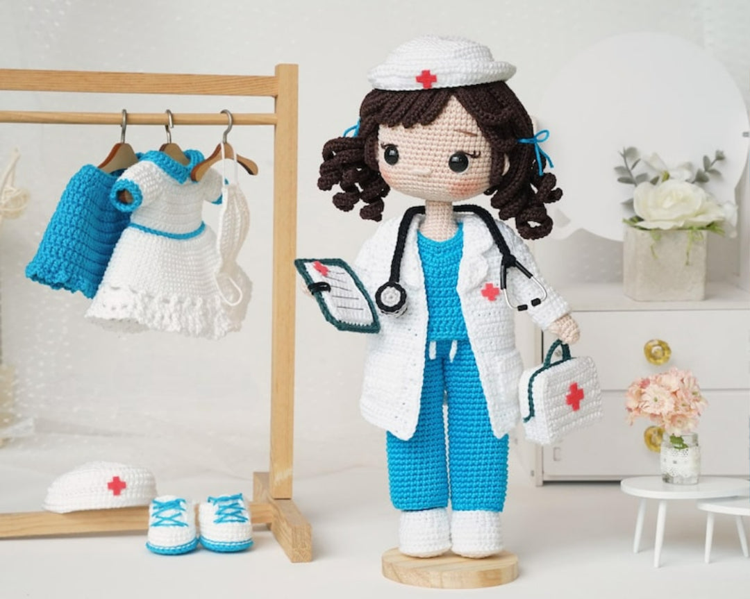 Helen de Verpleegster – Haakpatroon met Outfit