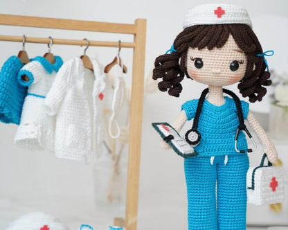 Helen l’infirmière – Patron de crochet avec tenue complète