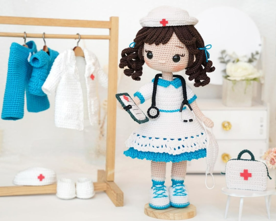 Helen de Verpleegster – Haakpatroon met Outfit