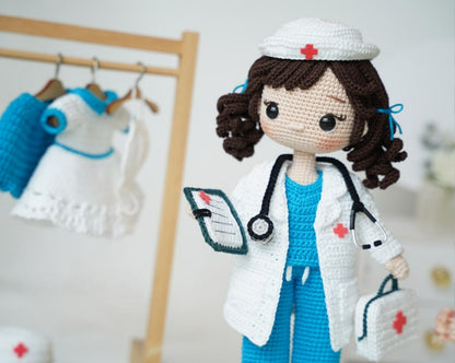 Helen l’infirmière – Patron de crochet avec tenue complète